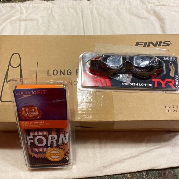 Speedo silicone cap, TYR Swedish low pro goggles and Finis long floating fins - Picture 6 of 9